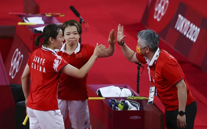 ▲“凡尘”组合赢球后与教练击掌。图/IC photo