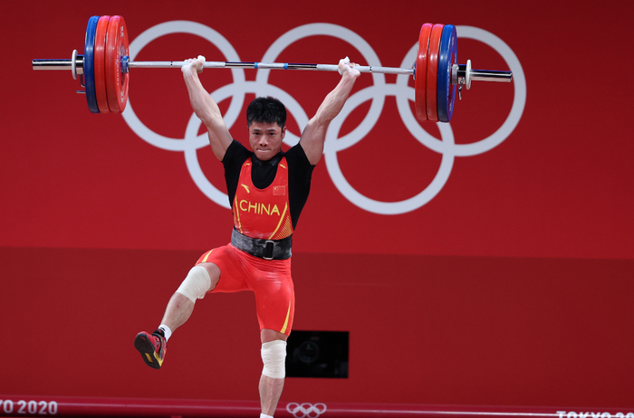 ▲李发彬逆转夺冠，还做了个金鸡独立的动作。图/新华社