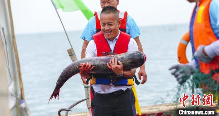 渔民捞到大鱼归来。　姚谦 摄