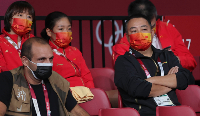 中国乒协主席刘国梁（右一）到场观赛。新华社记者 王东震 摄