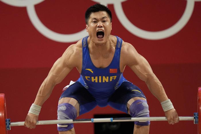 吕小军在东京奥运会举重男子81公斤级比赛中。图据ICphoto