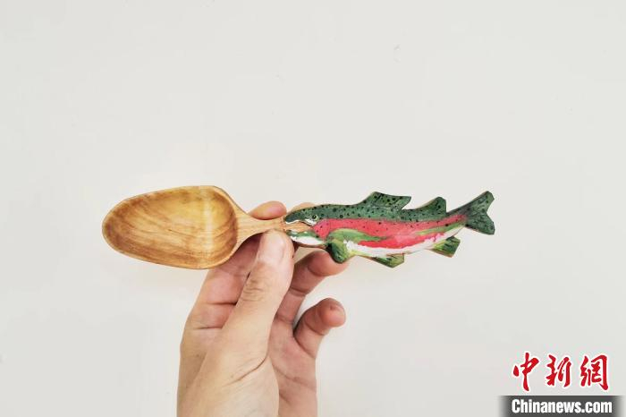 沈辉制作的手工木勺。　周燕玲 摄