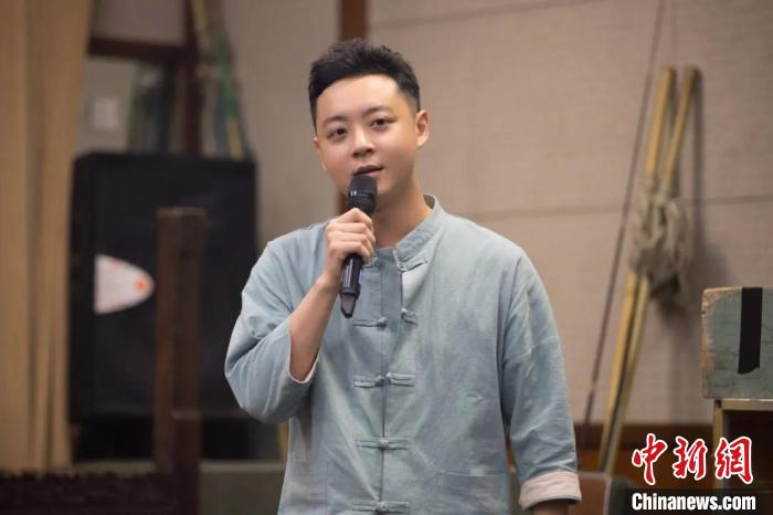 剧中主演之一宋建霖身着戏服 中国儿艺供图