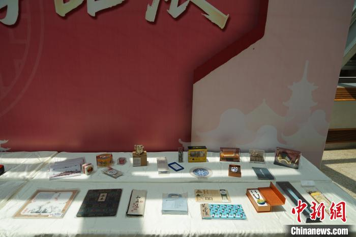 图为现场展示的两岸文创产品。　闫旭 摄