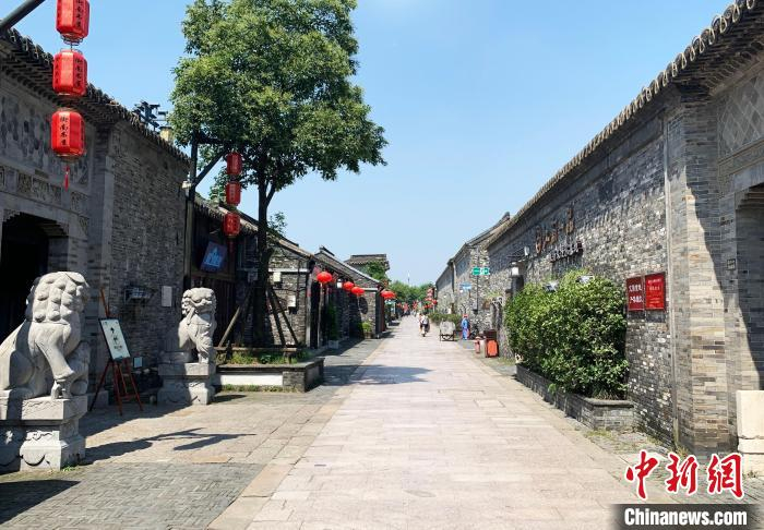 扬州东关街已经成为“空街”，商户关门歇业，阻断疫情扩散。　崔佳明 摄