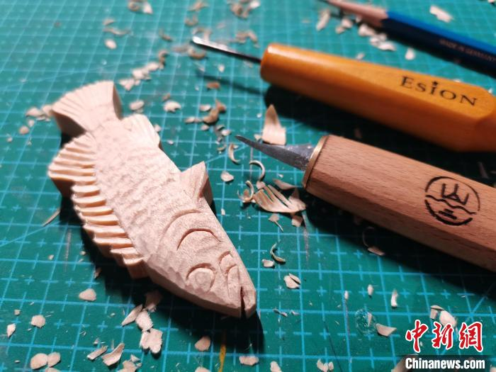 沈辉雕刻的木鱼。　周燕玲 摄