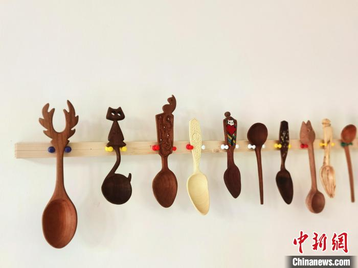 沈辉制作的手工木勺。　周燕玲 摄