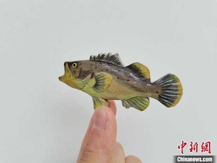 沈辉制作的彩绘木雕小鱼。　受访者供图