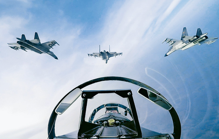 搏击长空心向党。图为北部战区空军航空兵某旅飞行员在训练中组成四机编队,扑向地面目标展开进攻作战。 新华社发 杨盼/摄 