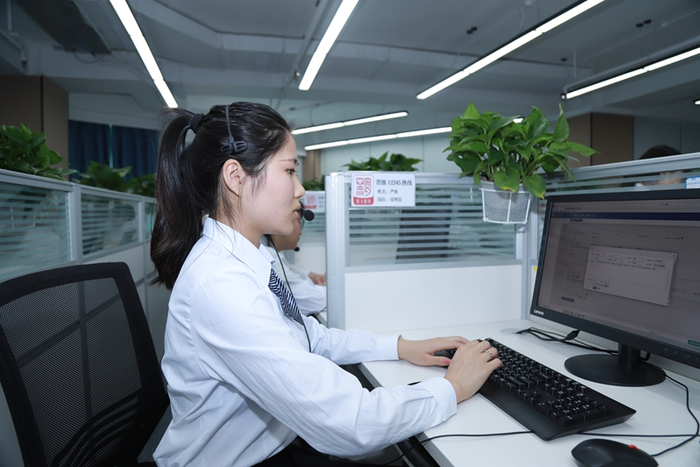 图为12345热线现场（央广网发 贵州省政务服务中心供图）
