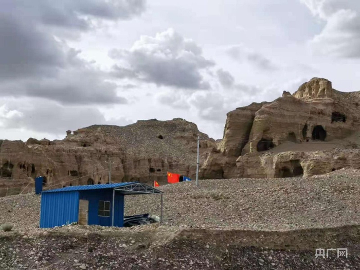 　　考古发掘现场的小屋（总台央广记者 孙鲁晋 摄）