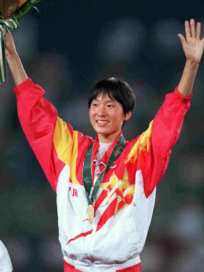 1996年,王军霞夺得奥运金牌,不久后却突然退役,她如今咋样了?|王军霞|赵瑜|长跑_新浪新闻