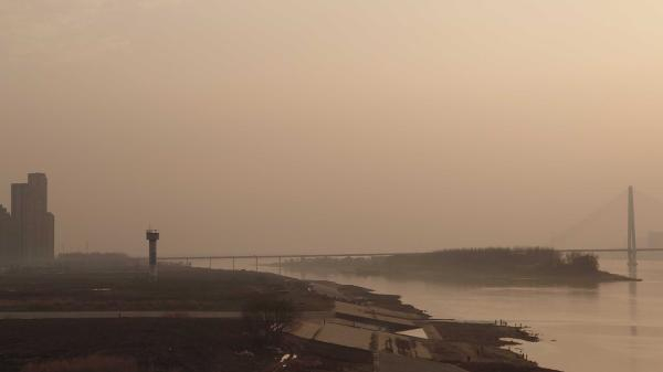 远处是白沙洲岛和白沙洲长江大桥。谌毅图