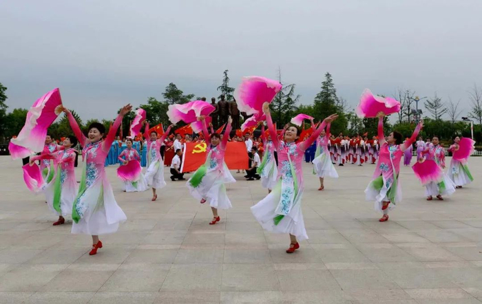 昔日芦苇荡变身广场。　李兰凯　摄