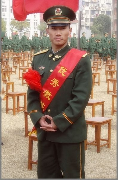 图说：从武警枪王变身警营王牌教官的张力。上海铁警供图 （下同）