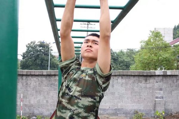 图说：从武警战士变身特警比武全能王的赵佳俊。