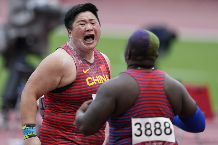 巩立姣震慑着美国对手。