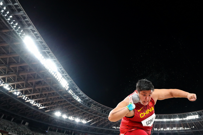 巩立姣在比赛中。