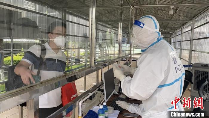 图为工作中的江海平。　清水河边检站供图