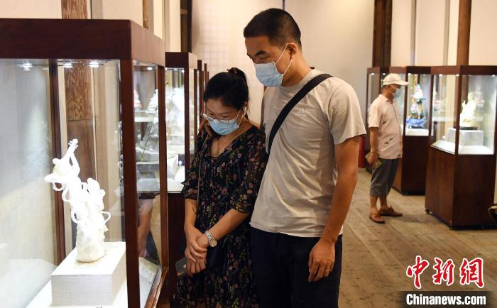 “艺耀东南——中国工艺美术大师赖礼同德化名瓷传承展”吸引观众观展。　记者刘可耕 摄