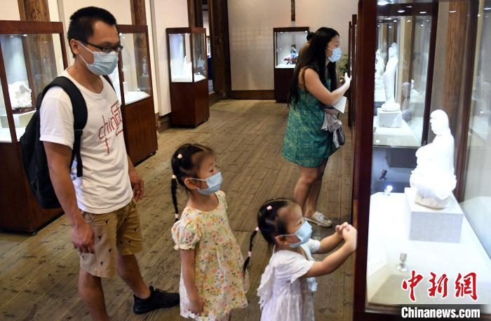 “艺耀东南——中国工艺美术大师赖礼同德化名瓷传承展”吸引观众观展。　记者刘可耕 摄