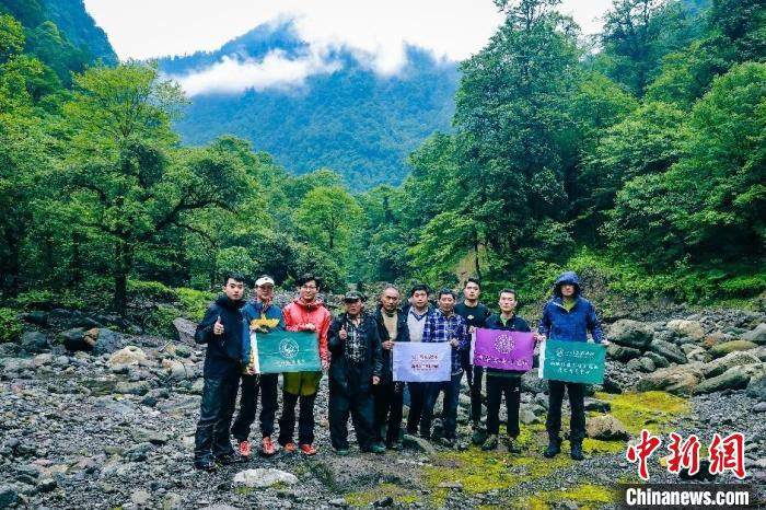 科考探险队与当地向导合影。 刘勇 供图