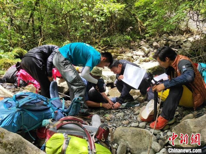 队员在探险途中稍作休整。刘勇 供图