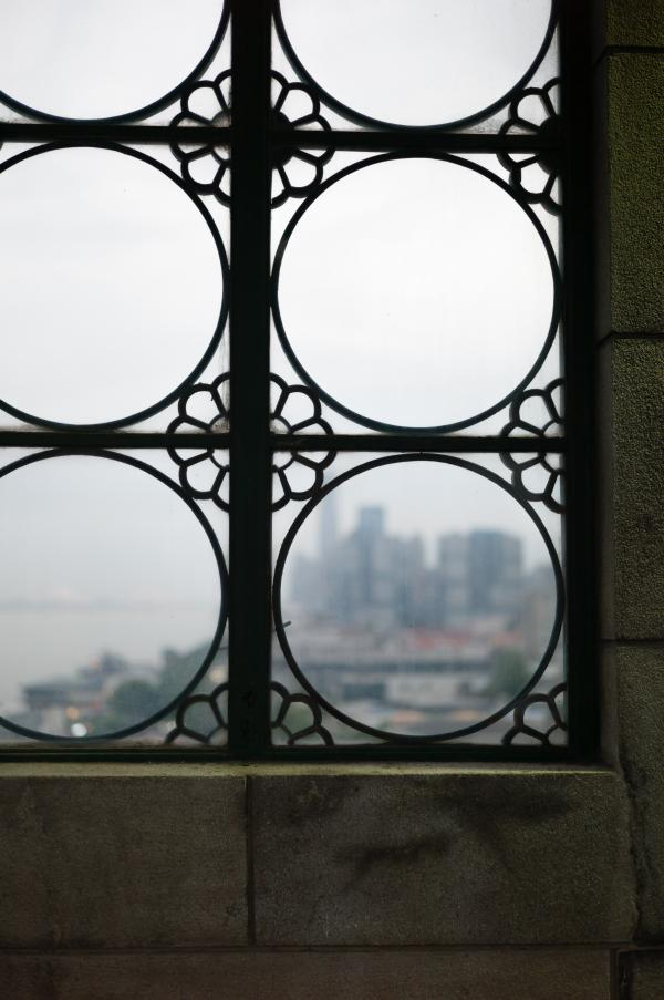 从武汉长江大桥桥头堡的窗格望去。谌毅图