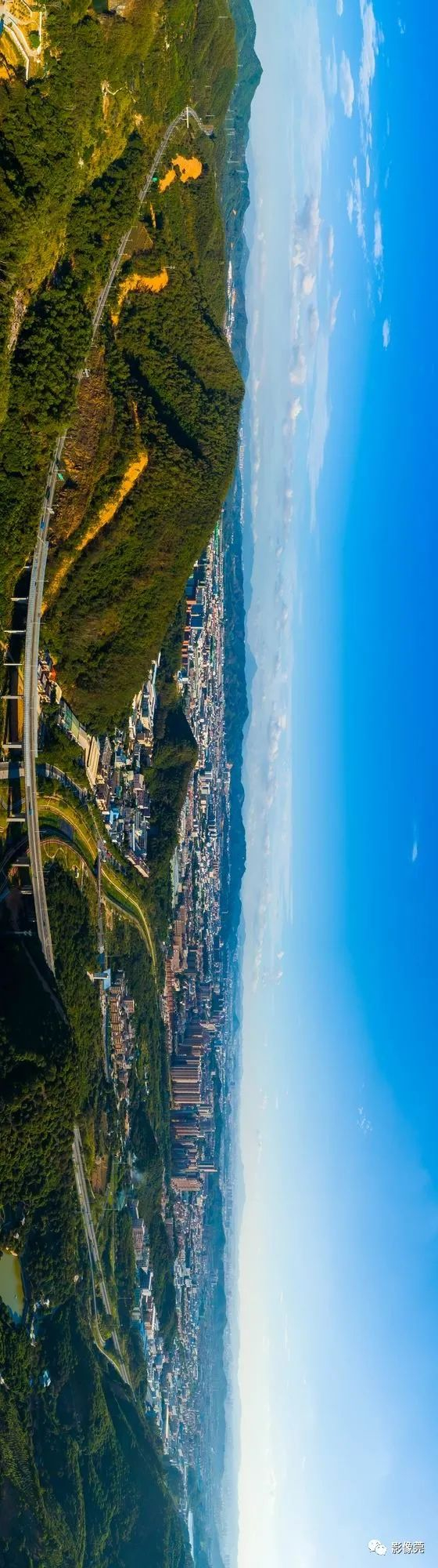 ▲山与城共生   @甄鑫 摄