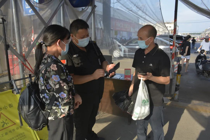 △红星大市场工作人员检查市民健康码。长沙晚报全媒体记者 刘捷萍 摄