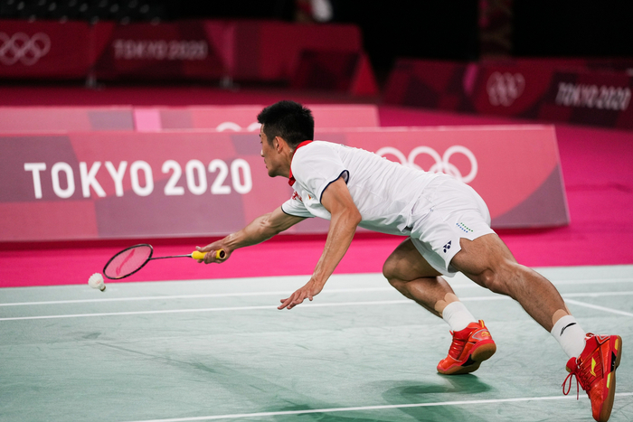 谌龙在比赛中。