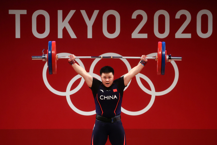 汪周雨在比赛中。