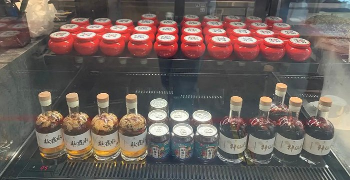 知嘛健康门店店售卖的“熬夜水”“神仙水”摄/开菠萝财经