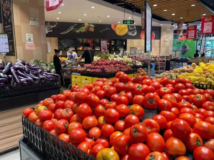 △超市内各种生鲜蔬果琳琅满目。长沙晚报全媒体记者 刘捷萍 摄