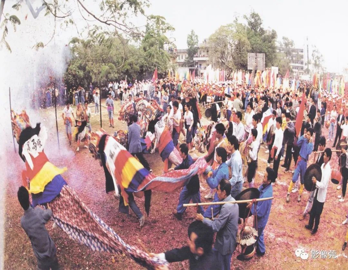 ▲20世纪90年代初，清溪麒麟舞贺新年活动 @清溪宣供图