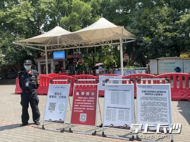 △随处可见的防疫提示。通讯员 李怀全 供图