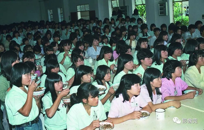 ▲1989年1月，清溪电子三厂工人边吃饭边观看电视 @东莞展览馆供图