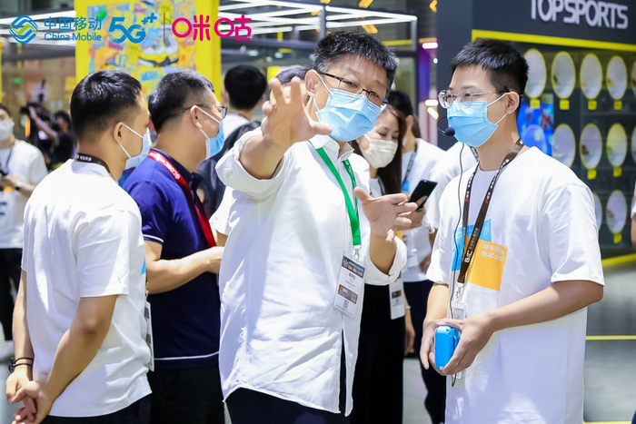 　　图为中国移动咪咕公司总经理刘昕参观指导GECC NODE