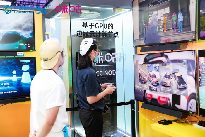 　　图为现场玩家体验GECC NODE 5G云游戏场景
