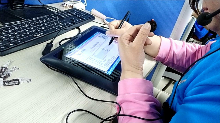 要到验证码后，“客服”在用户不知情的情况下，擅自代替用户签名。 &nbsp;新京报记者韩福涛 摄