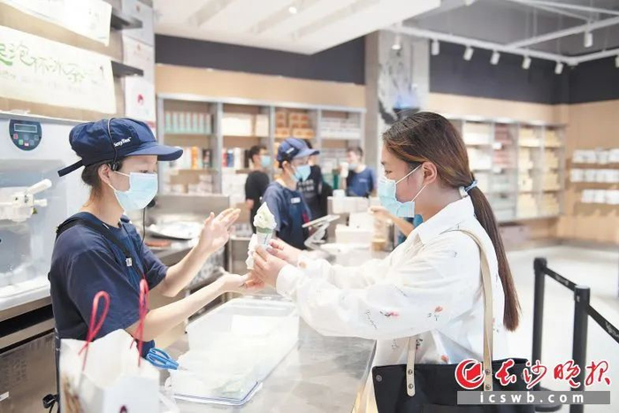 △为避免与消费者的手部接触，有的食品店还在食品包装外垫上一层纸巾。