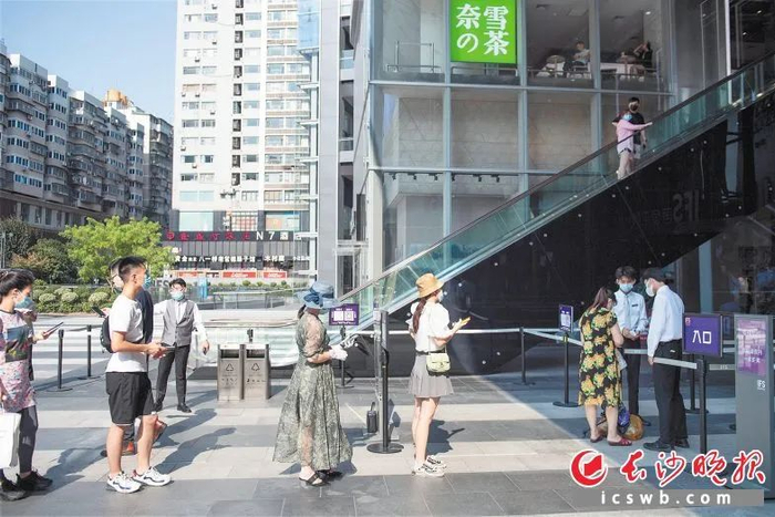 △市民有序排队进入长沙国金中心。