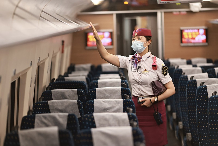 在列车上进行安全检查（央广网发 苏志刚摄）