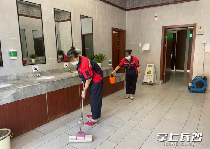 △保洁人员正在景区厕所进行防疫消杀。通讯员 李怀全 供图
