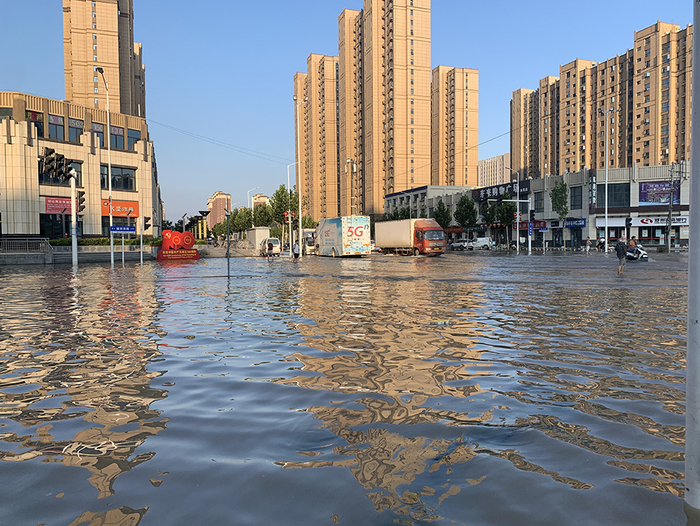 7月26日，距离尚景佳园300米左右的路口，都是周边各小区排出的积水。