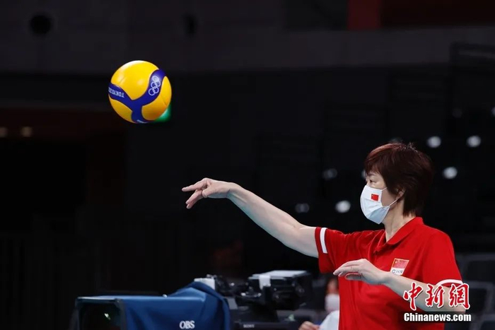 资料图：7月31日，比赛前中国队主教练郎平在场边。中新社记者 韩海丹 摄