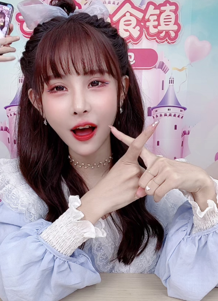 快手迎来夺金特卖季主播猫妹妹携师傅辛巴满足您的味蕾