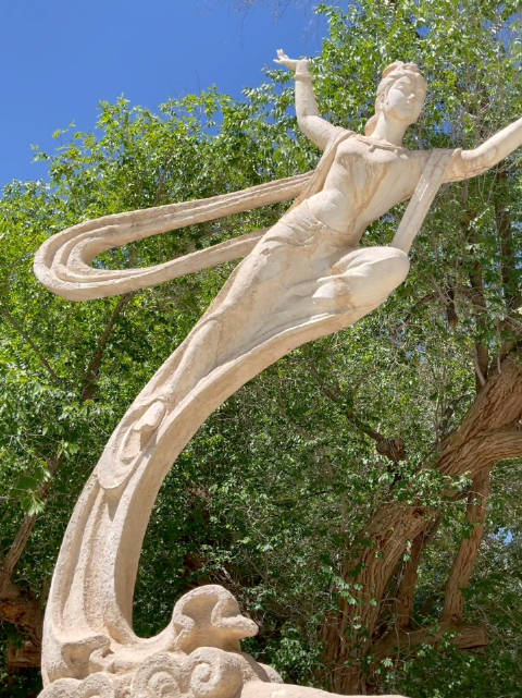 敦煌莫高窟前的飞天雕像,飞天是莫高窟最经典的艺术形象