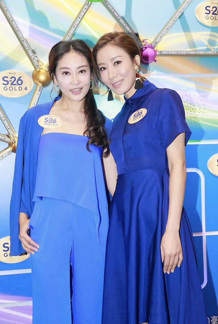 杨怡姐姐晒全家福庆祝女儿毕业,俩继女罕见出镜,一家人感情融洽