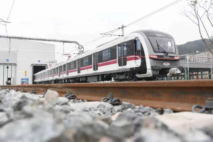 重庆轨道交通九号线电客车上线调试。 中建五局安装工程有限公司供图